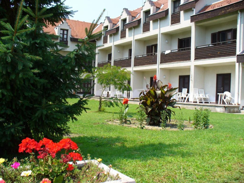 Siesta Club Apartman Harkány Exterior foto